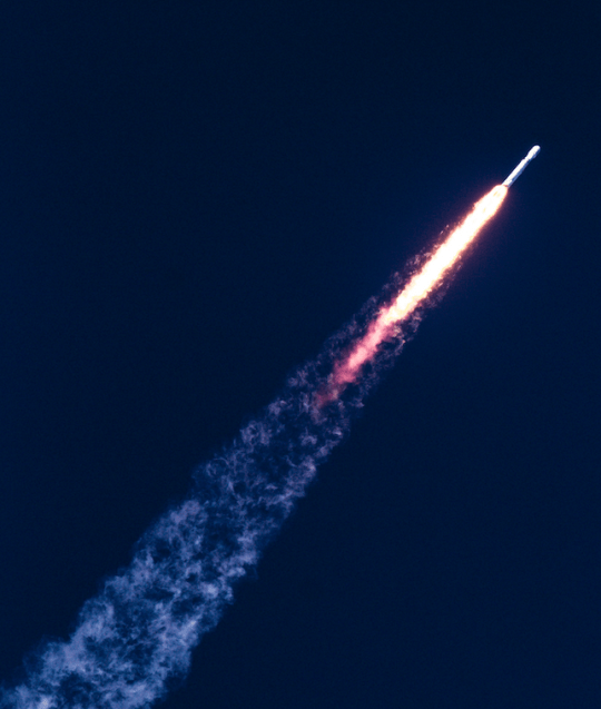 Eine Rakete startet in den dunklen Nachthimmel - ein Symbol dafür, welche Energie und Dynamik mit Design Sprints freigesetzt werden können.